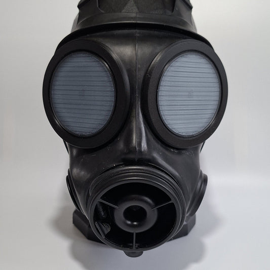 UKINK S10 Gasmaske mit montierten milchigen Abdeckkappen in Frontansicht