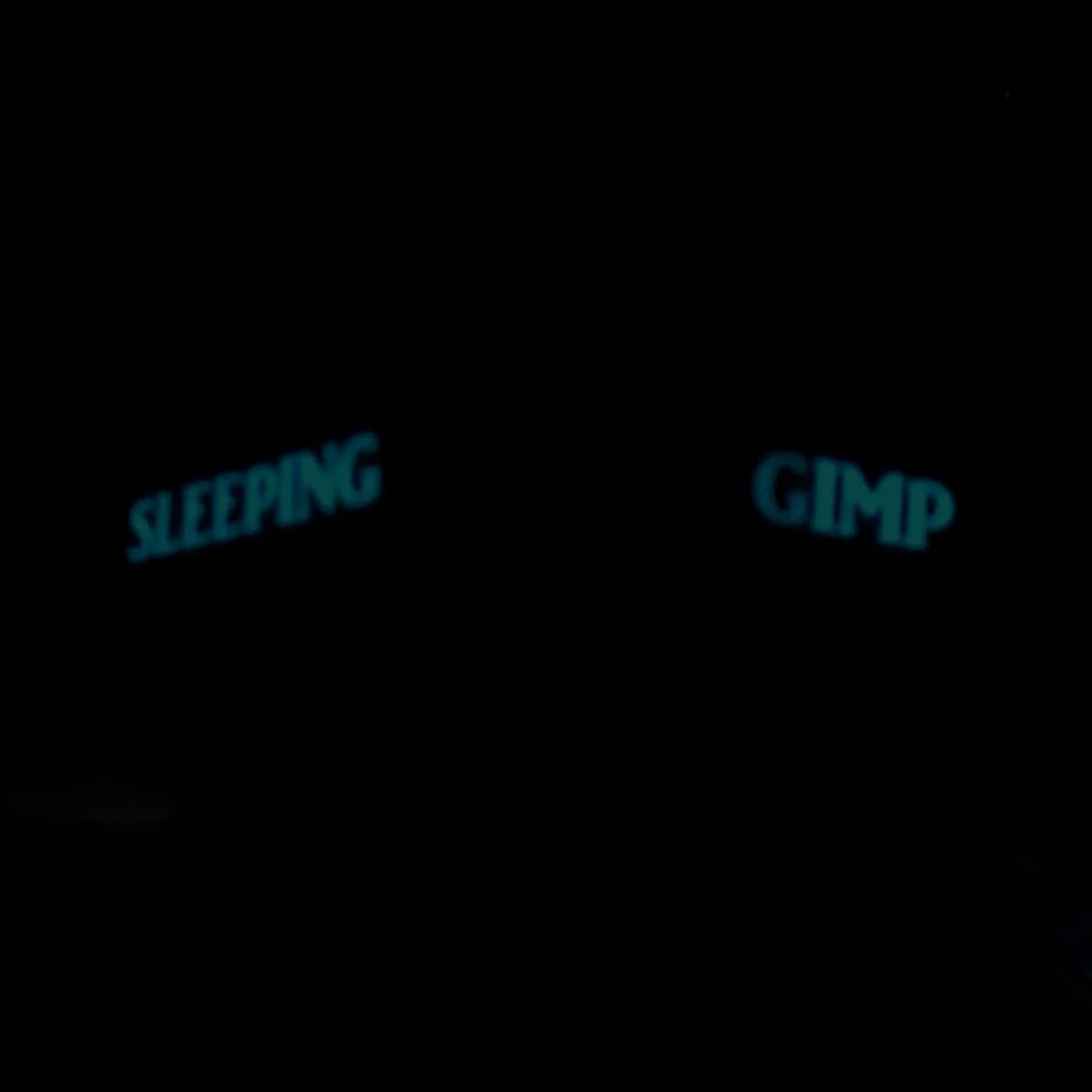 Personalisierte UKINK S10 Glow Abdeckkappen mit blau leuchtendem Schriftzug im Dunkeln