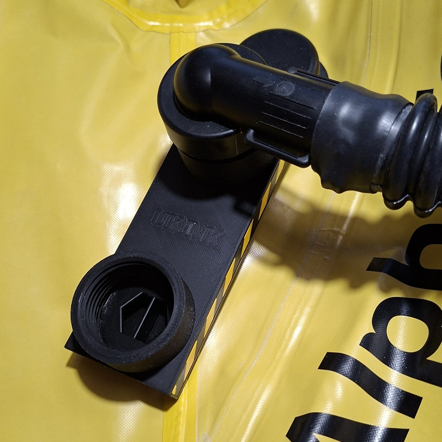 UKINK AlphaTec Vakuum-Adapter montiert am Auslassventil mit angeschlossenem Atemschlauch