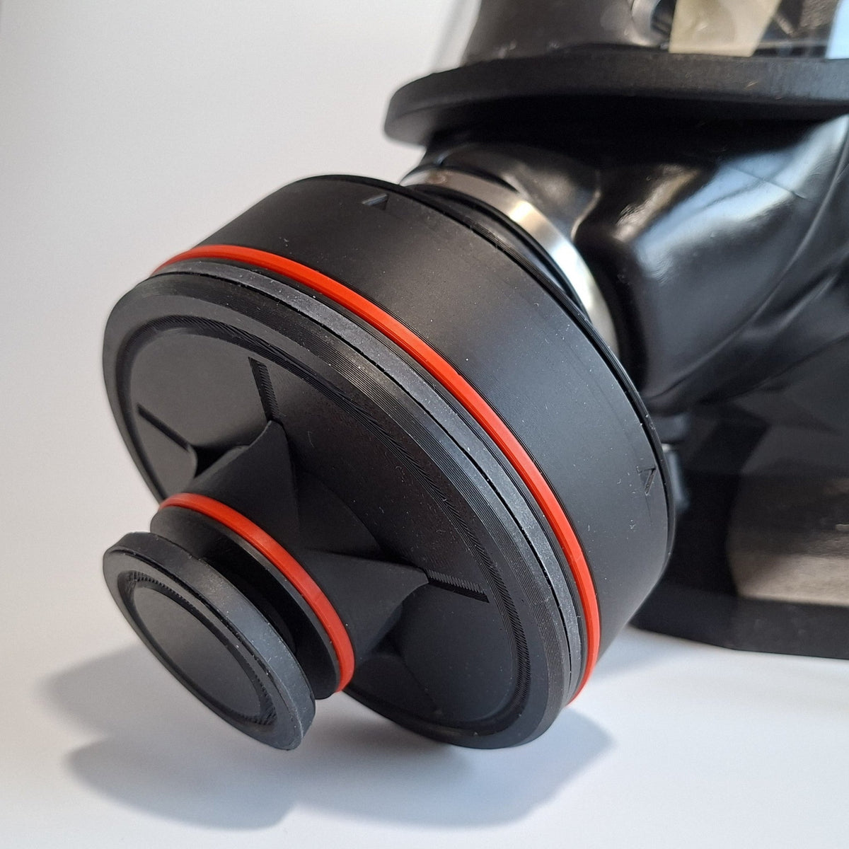 UKINK modularer M40 Gehäuse-Adapter montiert an einer schwarzen Gasmaske