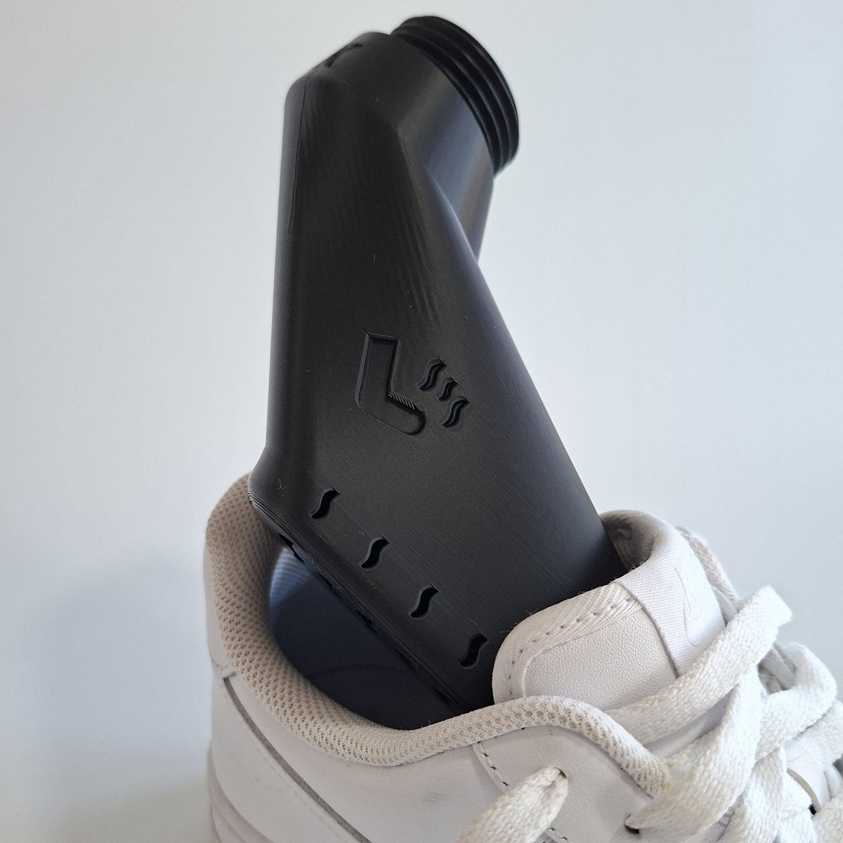 UKINK Sniffer M40 Geruchsadapter eingesetzt in einem weißen Sneaker