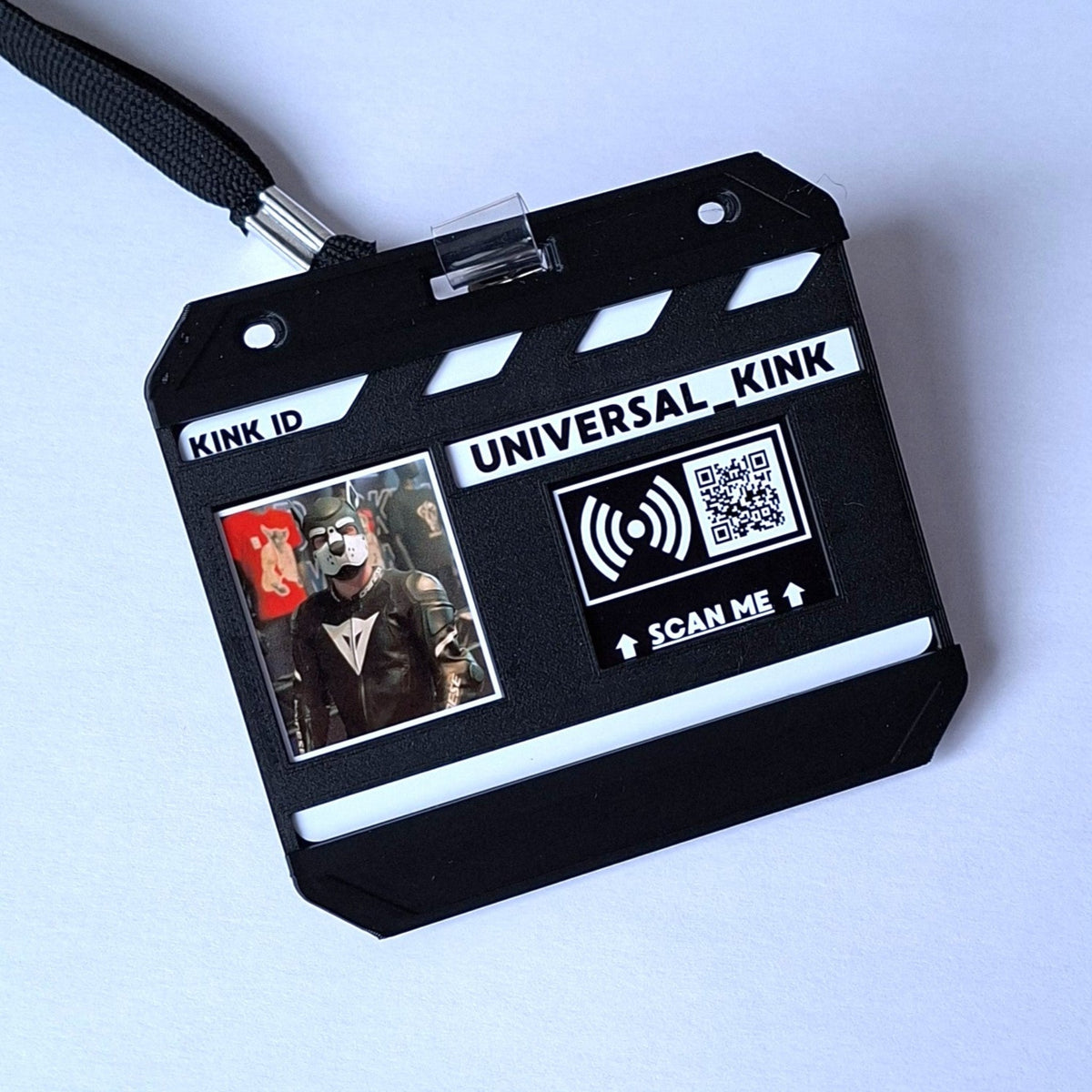 Personalisierte UKINK KINK ID NFC-Karte mit QR-Code im schwarzen Kartenhalter und Lanyard