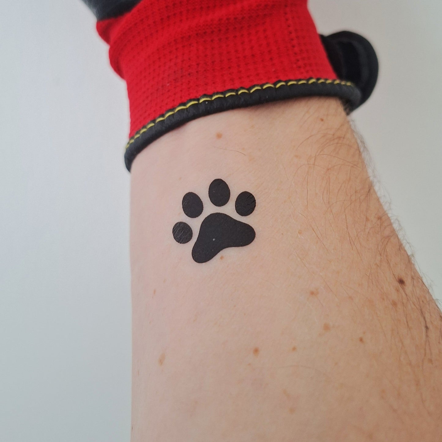 UKINK Paw Temporary Tattoo auf dem Unterarm getragen