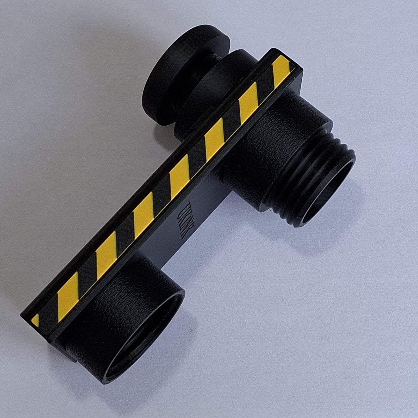 UKINK Vakuum-Adapter für Trellchem und luftdichte Anzüge in Schwarz mit gelben Markierungen