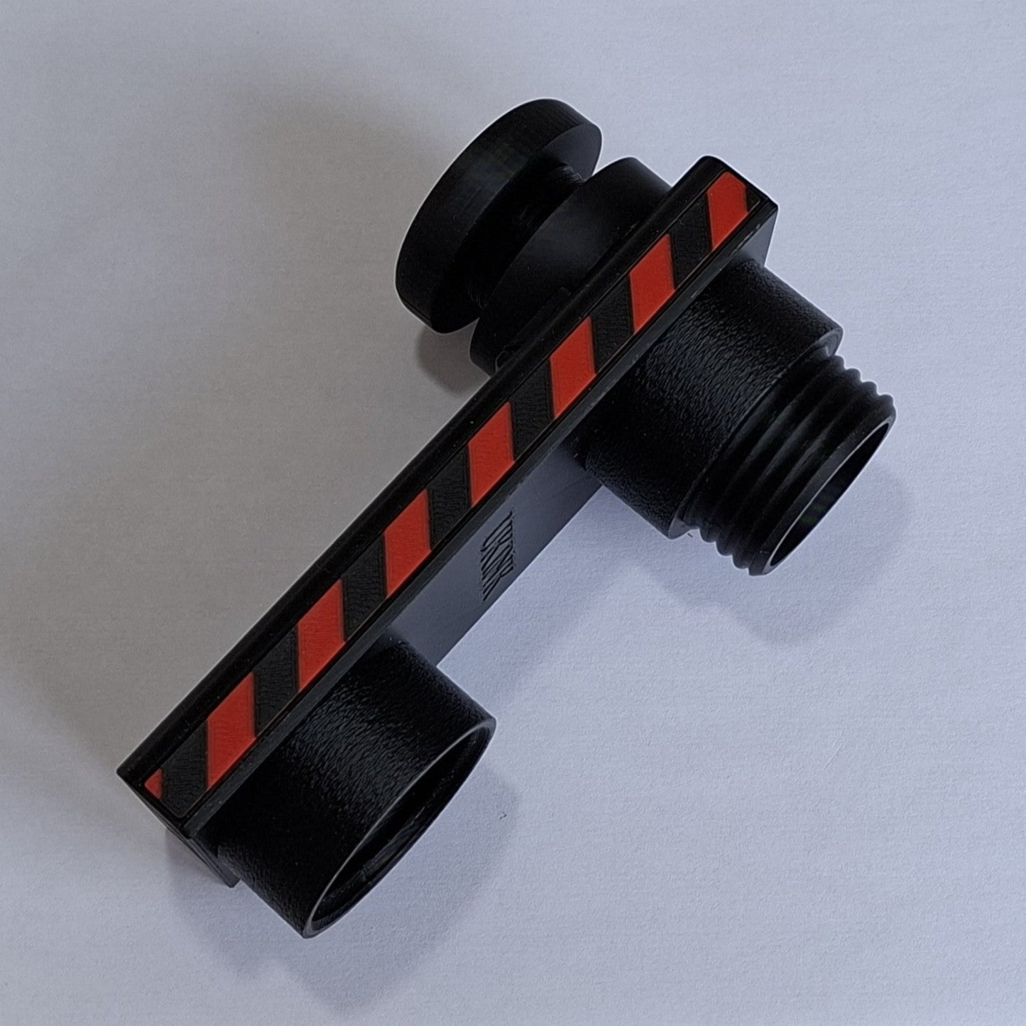 UKINK Vakuum-Adapter in Schwarz mit roten Markierungen und M40-Anschluss