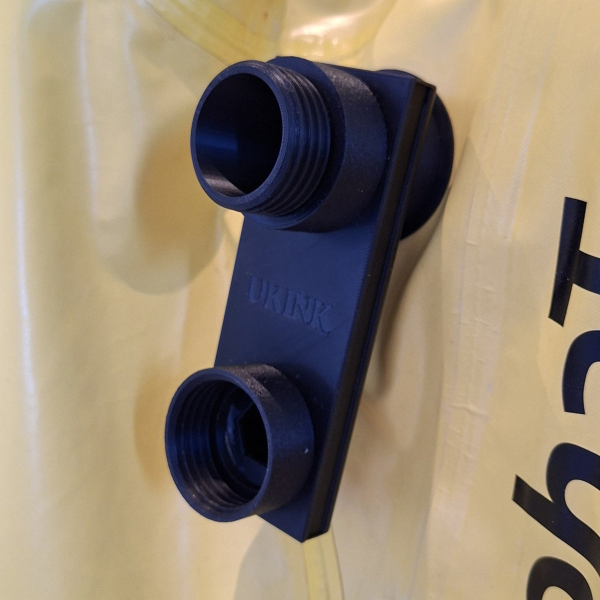 UKINK Vakuum-Adapter montiert an einem gelben luftdichten Anzug