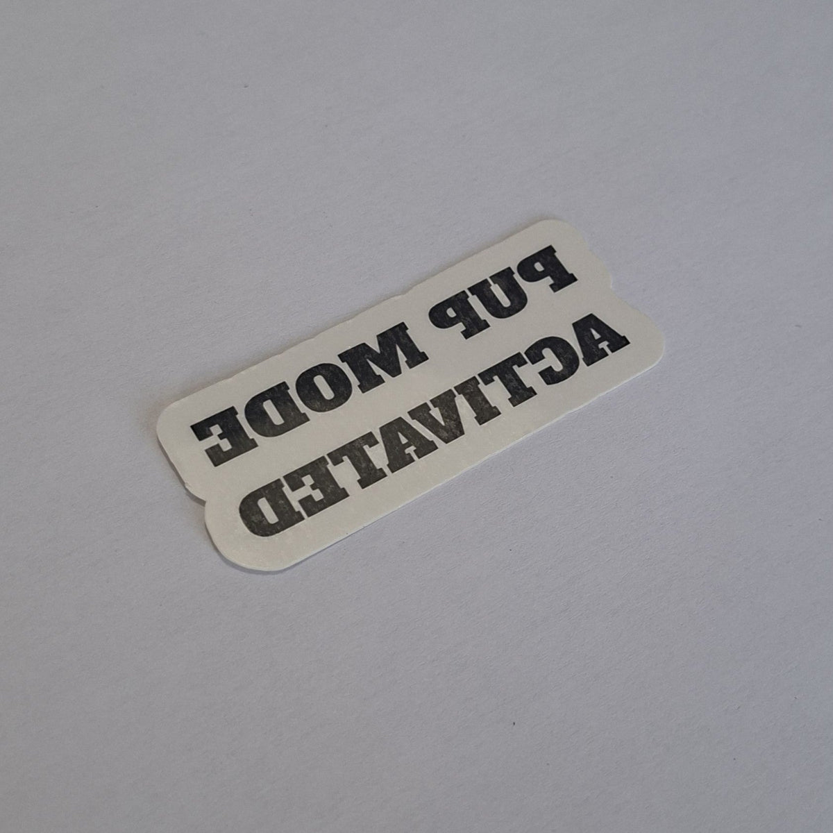 UKINK Pup Mode Activated Temporary Tattoo als schwarzer Schriftzug