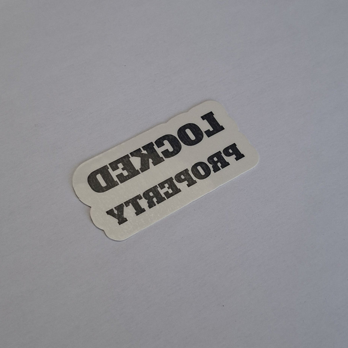 UKINK Locked Property Temporary Tattoo als schwarzer Schriftzug