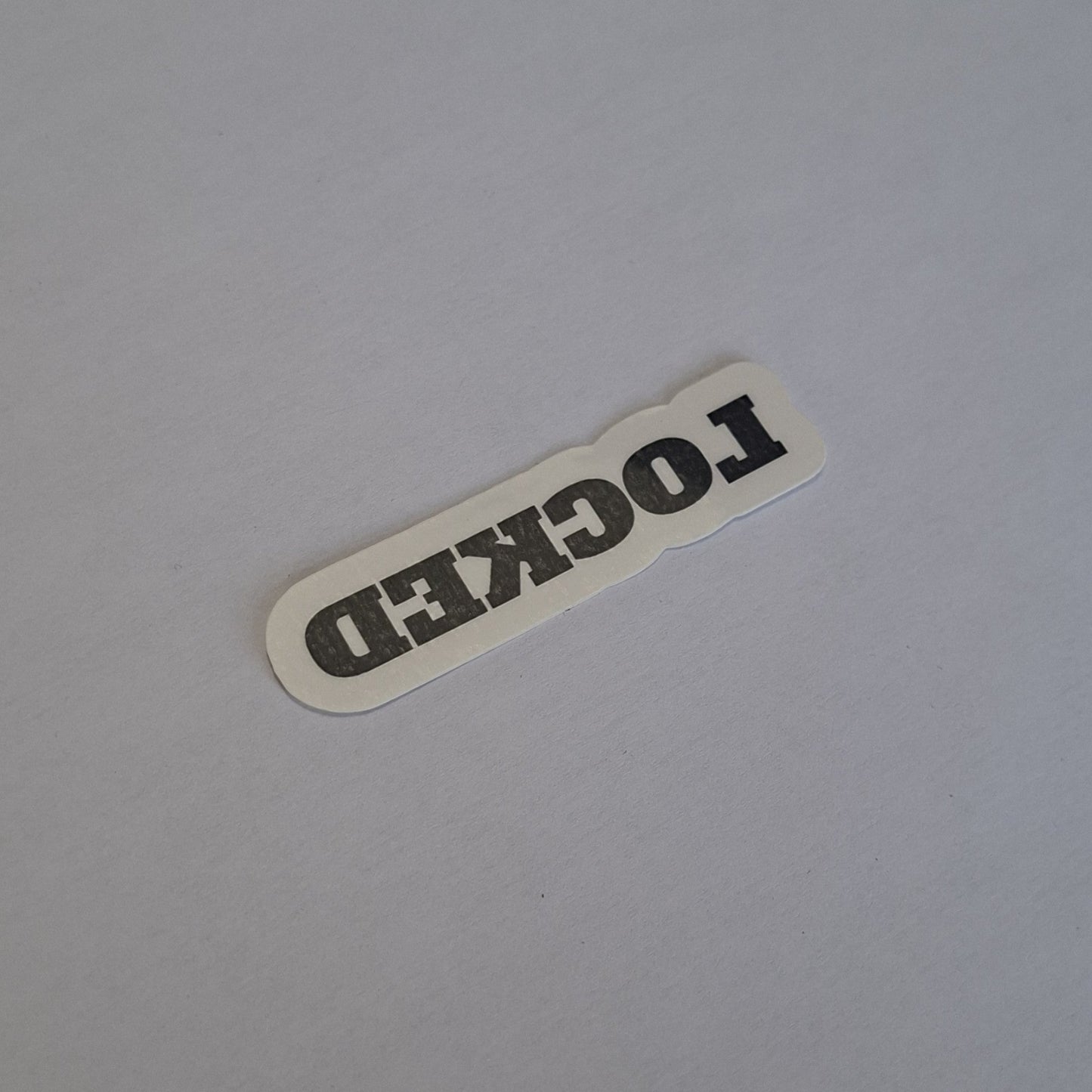 UKINK Locked Temporary Tattoo als schwarzer Schriftzug