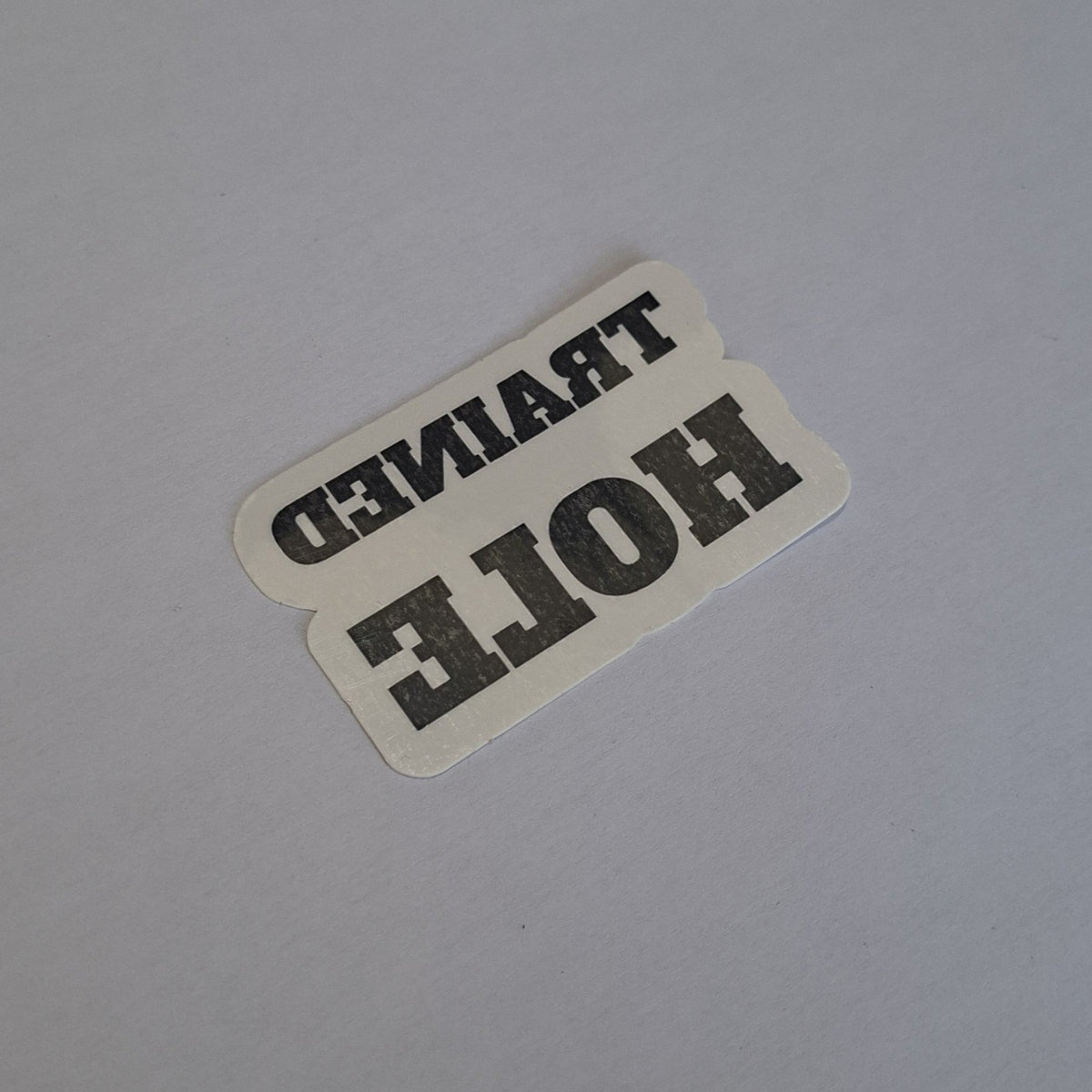 UKINK Trained Hole Temporary Tattoo als schwarzer Schriftzug
